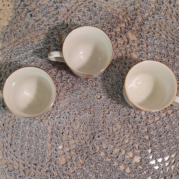 M.J. Hummel (3 cups ☕ ) - Picture 3 of 5